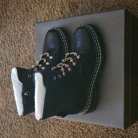 Vince Camuto Popinta Black Smooth Leather Snake Round Toe Chain Detailed Boots - Picture 9 of 14